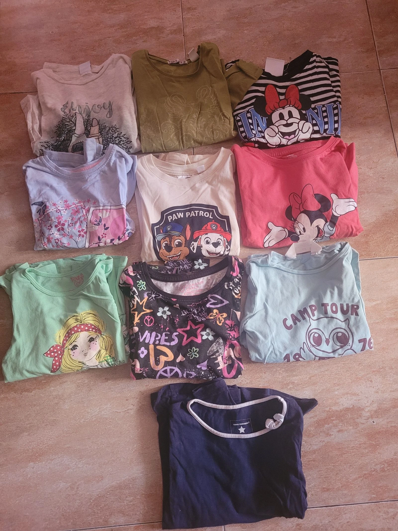 Lote de 10 camisetas niña talla 5-7 años 